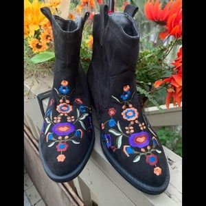 ⭐️⭐️Mudd  Floral Embroidered MDCheyenne Black Ankle⭐️⭐️